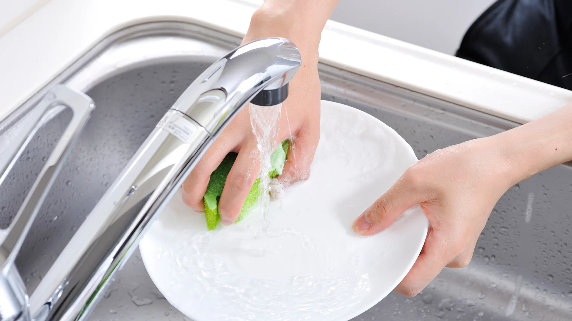 How-You-Can-Wash-Dishes-by-Hand-in-Five-Easy-Steps